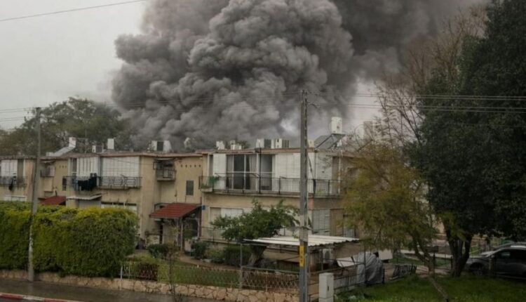 إعلام عبري: لقرابة نصف ساعة لا يزال المستوطنون يقبعون في الملاجئ نتيجة القصف الصاروخي الإيراني المتواصل