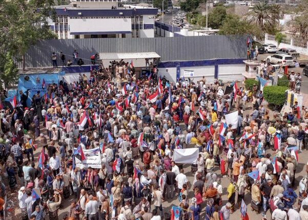 الانتقالي يصفع السعودية ويستعيد مقراته في عدن