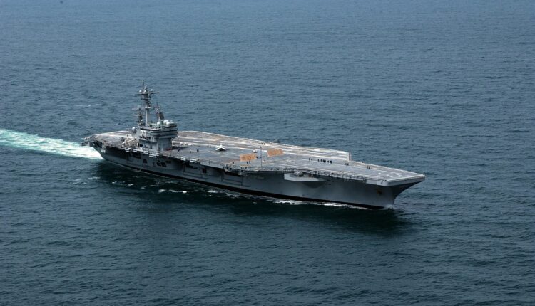 معهد البحرية الأمريكية: حاملة طائرات أمريكية تلتف حول أفريقيا وتخشى المرور من باب المندب