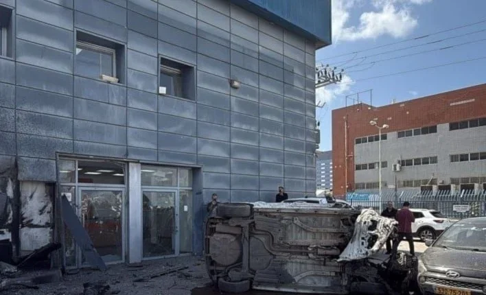 صاروخ إيراني يدك حيفا ويخلف قتلى وجرحى