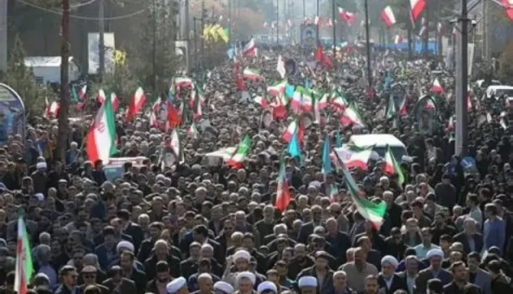 تظاهرات حاشدة في طهران ومدن أخرى دعما للقيادة ورفضا للحصار الأمريكي