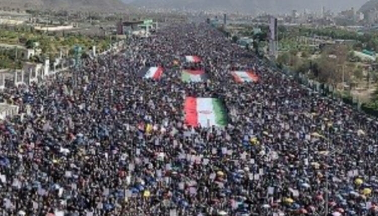 حشود مليونية في صنعاء تؤكد وحدة محور المقاومة وتأييد العمليات العسكرية