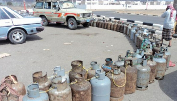 تفاقم أزمة الغاز والوقود في حضرموت والطوابير تملأ الشوارع
