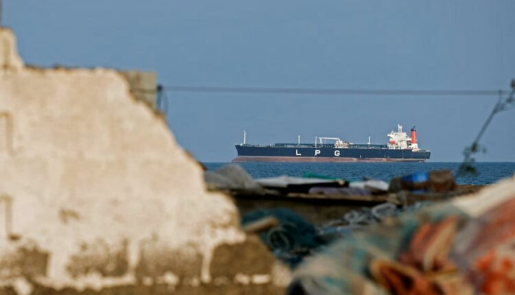 طهران تعلن وصول ناقلة نفط عملاقة بعد اختراق الحصار الأمريكي