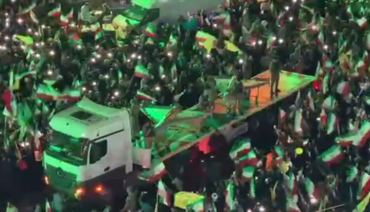 وسط الجماهير في طهران إيران تكشف عن مسيرة “آرش” فائقة السرعة