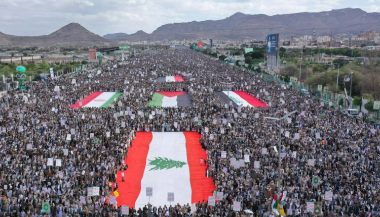 حشود مليونية في صنعاء تؤكد دعم فلسطين ولبنان والاستعداد للمواجهة