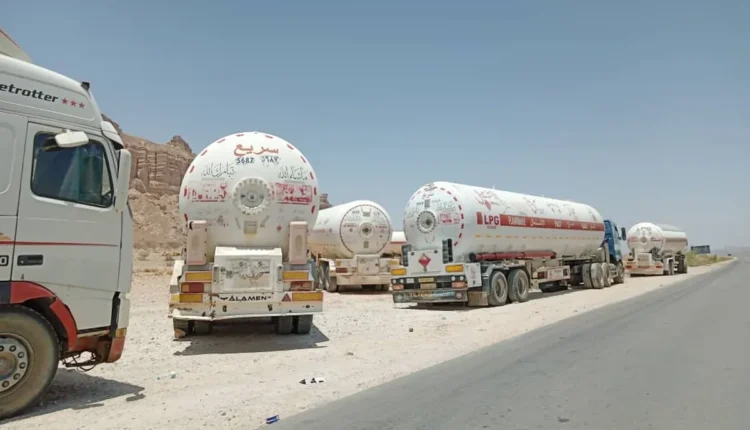 حكومة عدن تبتز المواطنين برفع الرسوم والأسعار وتحتجز ناقلات الوقود