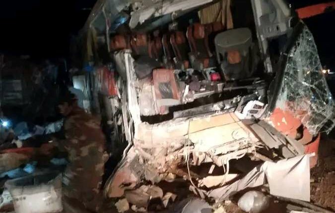 صورة .. ليلة كارثية في خط العبر – مأرب قتلى وجرحى على جانبي الطريق