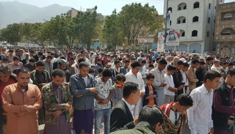 خروج شعبي في تعز للمطالبة بتوفير الغاز والكهرباء وخفض الأسعار
