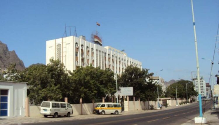 عدن تعيش أسوأ أزمة خدمية منذ سنوات.. انقطاع الكهرباء يتسبب بشل حركة المياه والصرف الصحي
