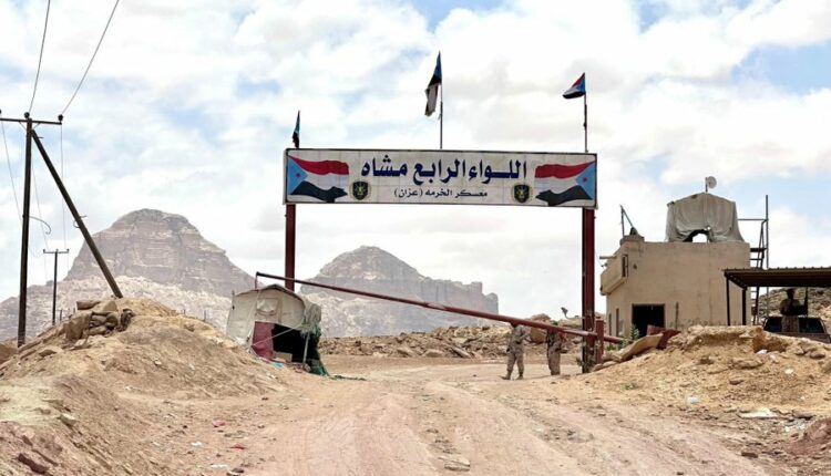 فوضى في شبوة… نهب معسكر اللواء الرابع وانسحاب مفاجئ لعناصره