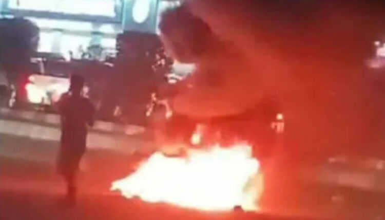 احتجاجات غاضبة تشعل شوارع عدن تنديدا بانهيار الخدمات وانقطاع الكهرباء