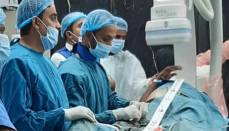 إنجاز طبي في الحديدة تركيب أول مرشح للوريد الأجوف السفلي لمريض مسن