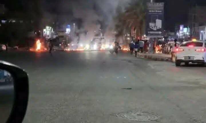 قطع شوارع المكلا واشتعال الاحتجاجات بسبب تفاقم أزمة الكهرباء واستمرار الانقطاعات