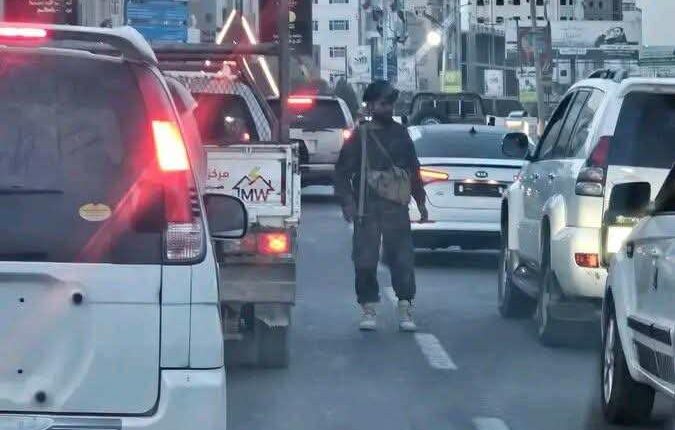 قوات غامضة ترتدي الزي الأسود تنتشر في شوارع عدن