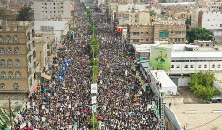 توافد جماهيري كبير إلى ساحة شارع المطار بصنعاء لإحياء ذكرى “استشهاد” الحسين