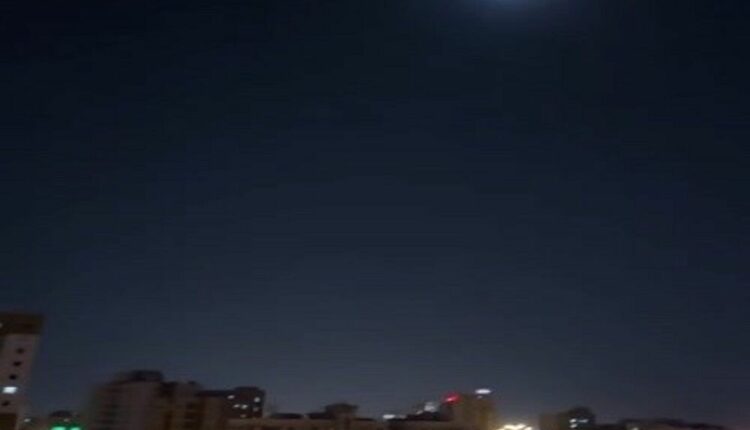 هل عادت الحرب؟ هجمات صاروخية إيرانية عنيفة تستهدف قواعد أمريكية في الكويت والبحرين
