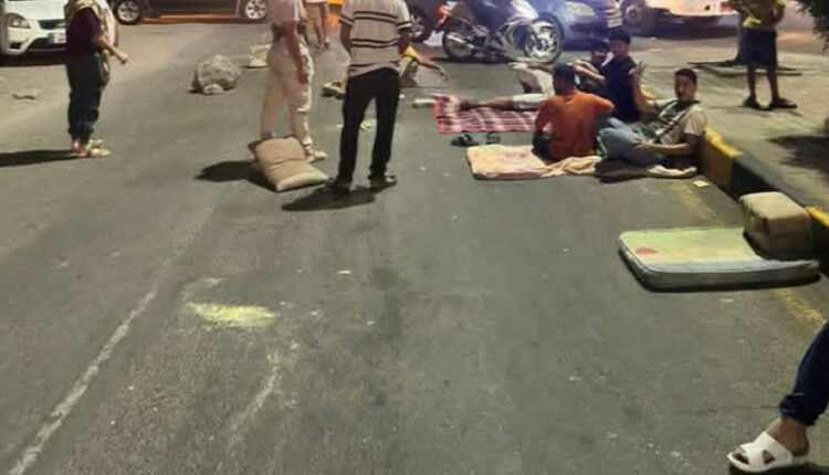 المواطنون يقطعون شوارع عدن ويفترشون الشوارع هربا من الحرارة وانقطاع الكهرباء