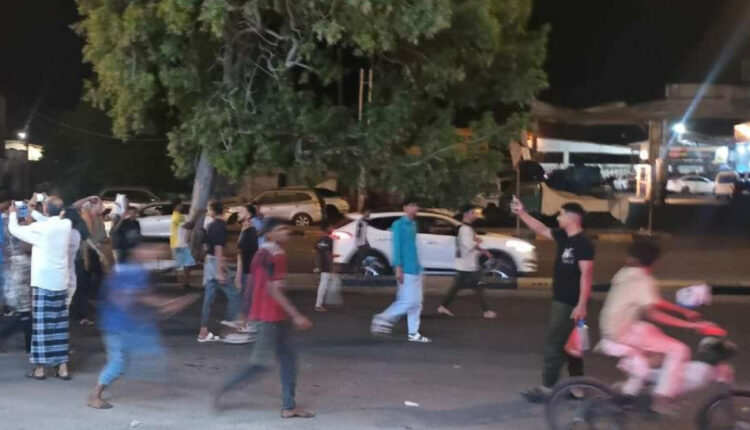 عدن.. محتجون يتجهون إلى قصر معاشيق للمطالبة بتحسين الكهرباء والخدمات