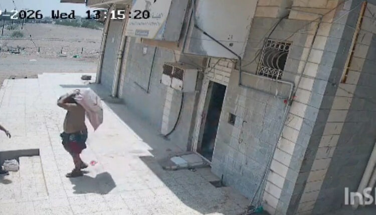 لحج..رفض تسليم الإدارة ونهب مقر هيئة الاستثمار في وضح النهار