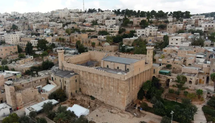 الاحتلال يواصل تسقيف صحن الحرم الإبراهيمي وتحذيرات فلسطينية من طمس معالمه وأضرار إنشائية