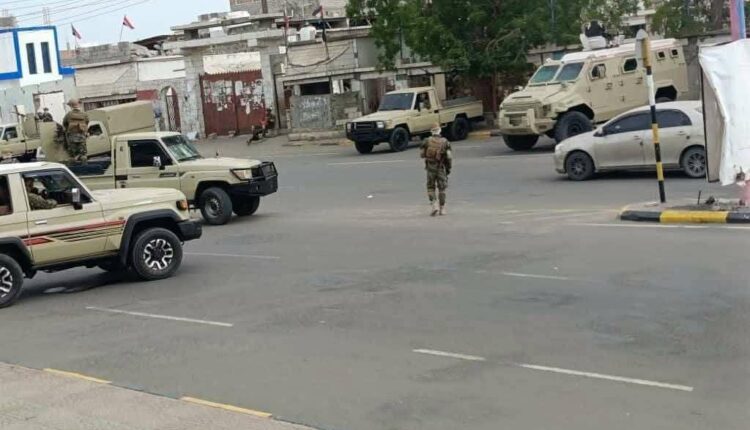 تصفية حسابات داخل المربع الحكومي.. استهداف قائد القوات الخاصة بإطلاق نار في مبنى محافظة أبين