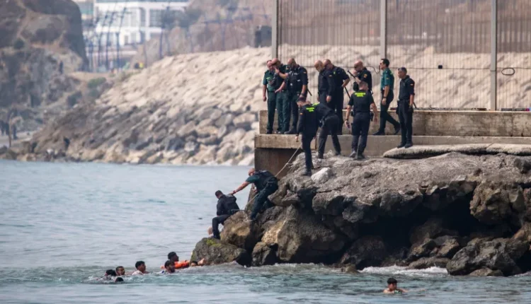 1500 مهاجر يعبرون من المغرب إلى إسبانيا سباحة والجيش الإسباني يستنفر