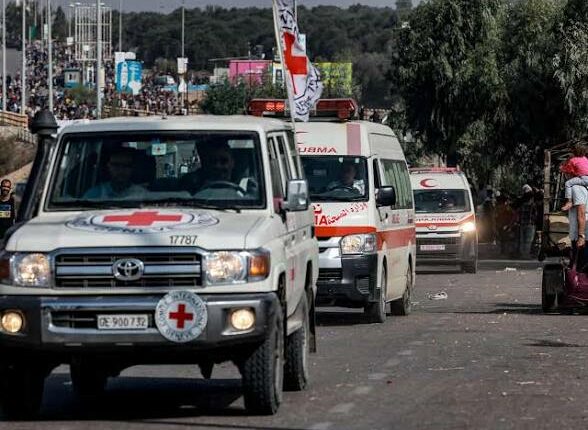 12 أسيراً فلسطينياً يصلون غزة برفقة الصليب الأحمر.. ما أوضاعهم الصحية؟