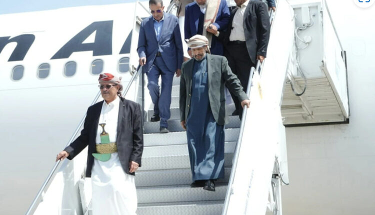 عبر مطار صنعاء ورغم أنف التحالف وفد يمني يصل طهران للمشاركة في مراسم تشييع خامنئي