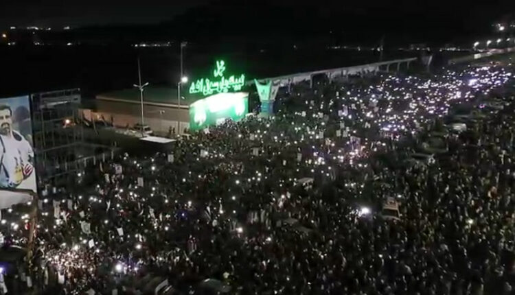 بالصور .. مسيرات مذهلة حولت الليل إلى نهار في صنعاء والمحافظات الواقعة تحت سيطرتها تنديدا بقصف مطار صنعاء ودعما للقوات المسلحة
