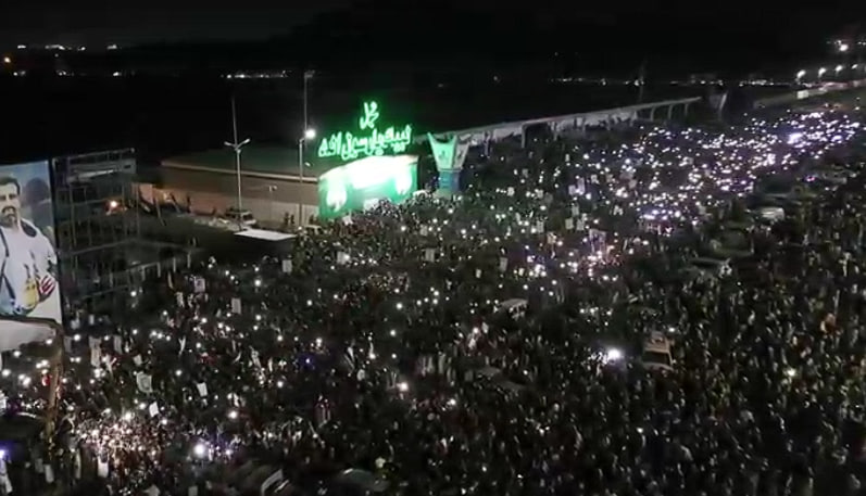 بالصور مسيرات مذهلة حولت الليل إلى نهار في صنعاء والمحافظات الواقعة تحت سيطرتها تنديدا بقصف مطار صنعاء ودعما للقوات المسلحة