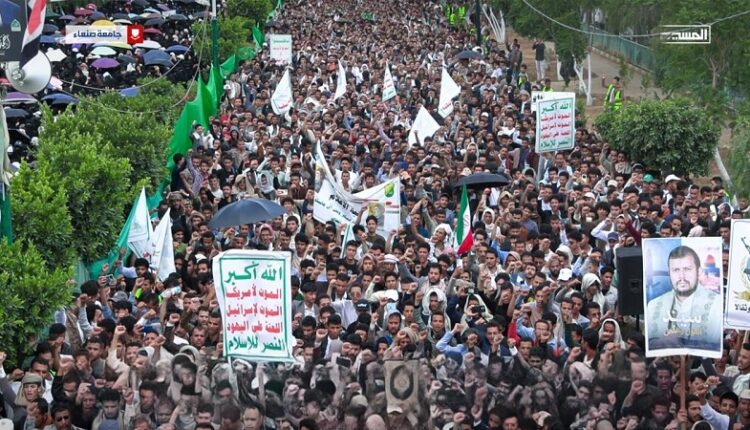 بمشاركة أكاديمية وطلابية واسعة.. جامعة صنعاء تطالب بكسر الحصار السعودي على اليمن