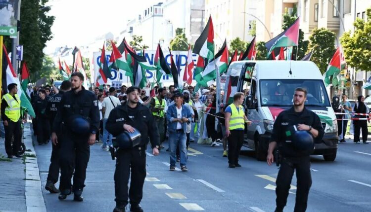 وقفة حاشدة في برلين ترفع الأعلام الفلسطينية وتطالب بوقف العدوان ورفع الحصار عن غزة