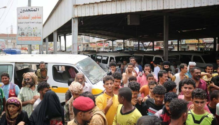 كيف تحولت المواصلات في عدن إلى عبء إضافي على المواطنين؟