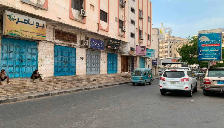 عدن.. عصيان مدني للأسبوع الأول واحتجاجات غاضبة أمام وزارة الكهرباء