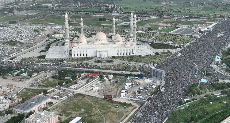 استكمال التجهيزات في ميدان السبعين وتوافد جماهيري واسع لإحياء المولد النبوي الشريف