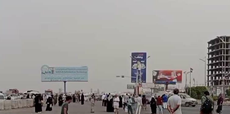 شوارع عدن تشلّها أزمة غاز ومواطنون عالقون في المواقف العامة