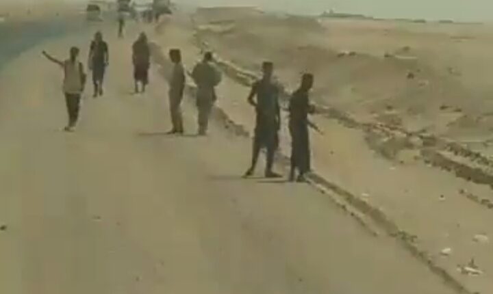 مشاهد متداولة تظهر جنوداً موالين للسعودية تائهين في صحاري حضرموت بعد ضربات صنعاء