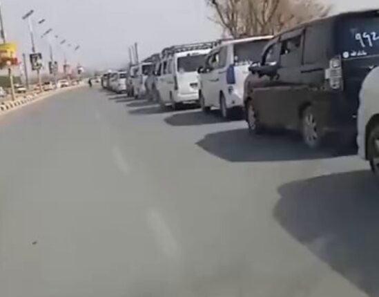 طوابير طويلة أمام محطات الغاز في شبوة والأسعار تقفز لثلاثة أضعاف