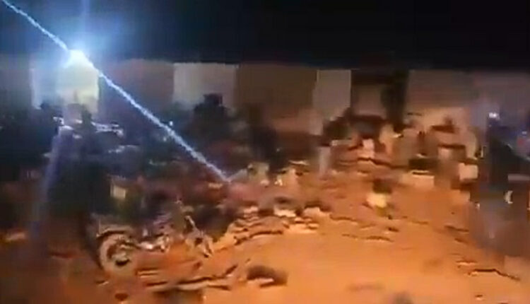 نهب أسلحة وذخائر من معسكرات الطوارئ بعد القصف الصاروخي في مأرب وحضرموت