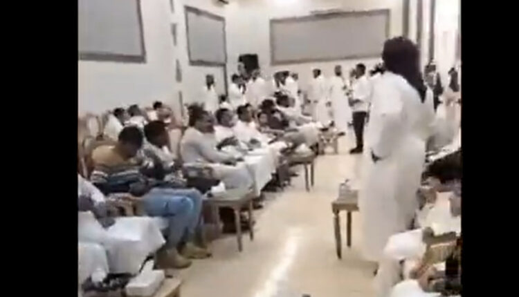 شاهد.. معركة حامية الوطيس في قاعة أعراس في السعودية بين مؤيدي العليمي والزبيدي