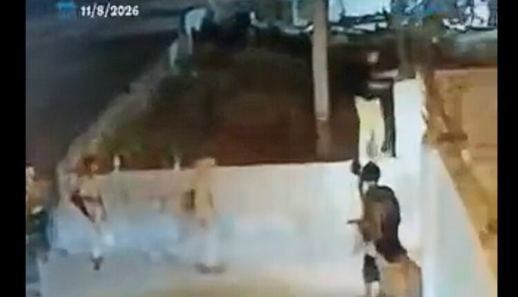 في جنح الليل امرأة عدنية تستغيث لإنقاذها