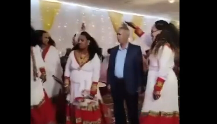 بالفيديو..ناشطون موالون للعليمي ينشرون مقطع فيديو فاضح لسفير سكران يرقص مع “العاهـ…..” ويعلقون: هكذا سندخل صنعاء