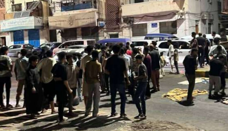 اعتقال ناشطين في كريتر عقب مشاركتهم في «ثورة الفرشان».. ومحتجون يقطعون الشارع