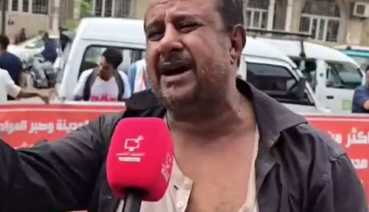 فيديو.. أنا شاموت.. سائق باص في تعز ينهار باكيا بعد توقف باصه ومصدر دخله الوحيد بسبب أزمة الغاز