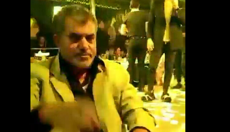 فيديو.. فضيحة كارثية لا يمكن ترقيعها.. نائب مدير الدائرة المالية بوزارة الدفاع في أحد ملاهي القاهرة ينثر الأموال على الراقصات والجنود بلا رواتب