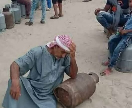 عدن تغرق في أزمة الغاز لأسبوعين.. طوابير ممتدة وشلل في المواصلات وسوق سوداء تنهش جيوب المواطنين