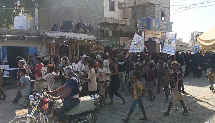 الحراك الثوري في لحج يخرج في تظاهرات كبيرة في الحوطة رفضا للحروب خارج الجنوب