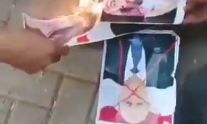 الشارع الجنوبي يثور.. إحراق صور بن سلمان والعليمي