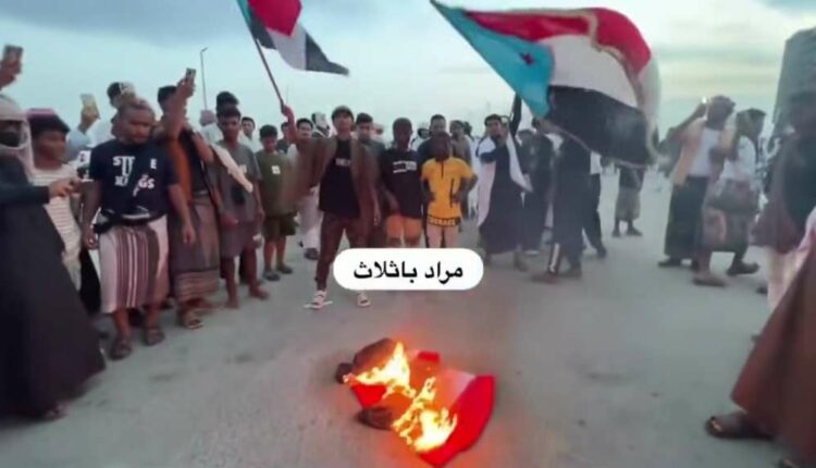إحراق العلم اليمني وتعطيل فعالية ثورة 26 سبتمبر في حضرموت
